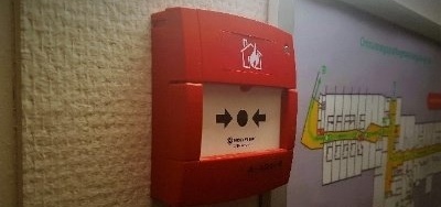 handbrandmelder voor brandveiligheid op school